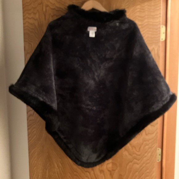 ❤️ Ladies Faux Fur Trimmed Poncho O/S - Picture 7 of 9